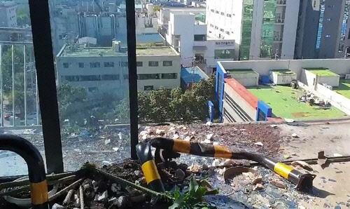 유리창 뚫고 차량 추락 사고. <독자 촬영 제공>